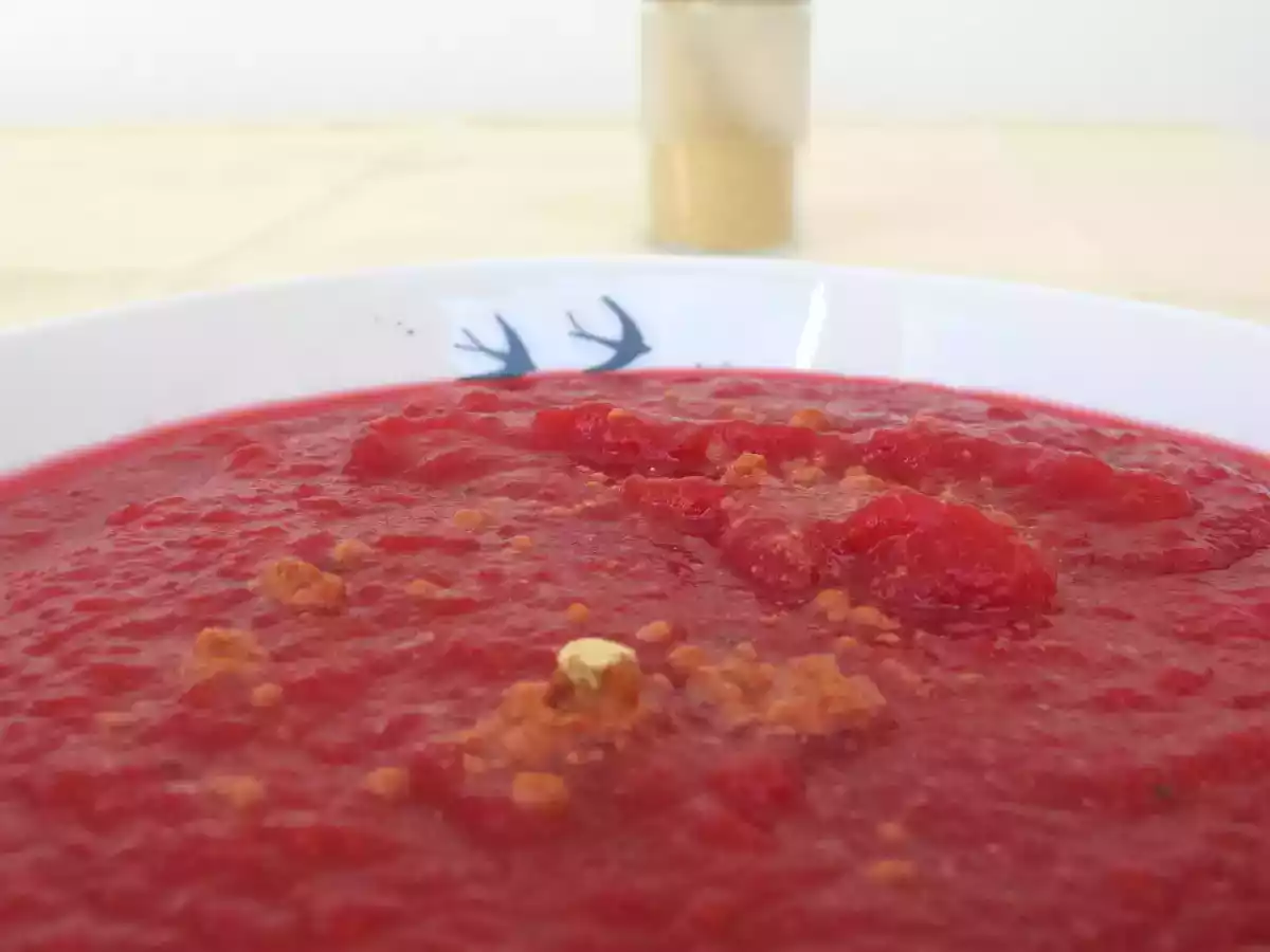 Sopa de beterraba e gengibre