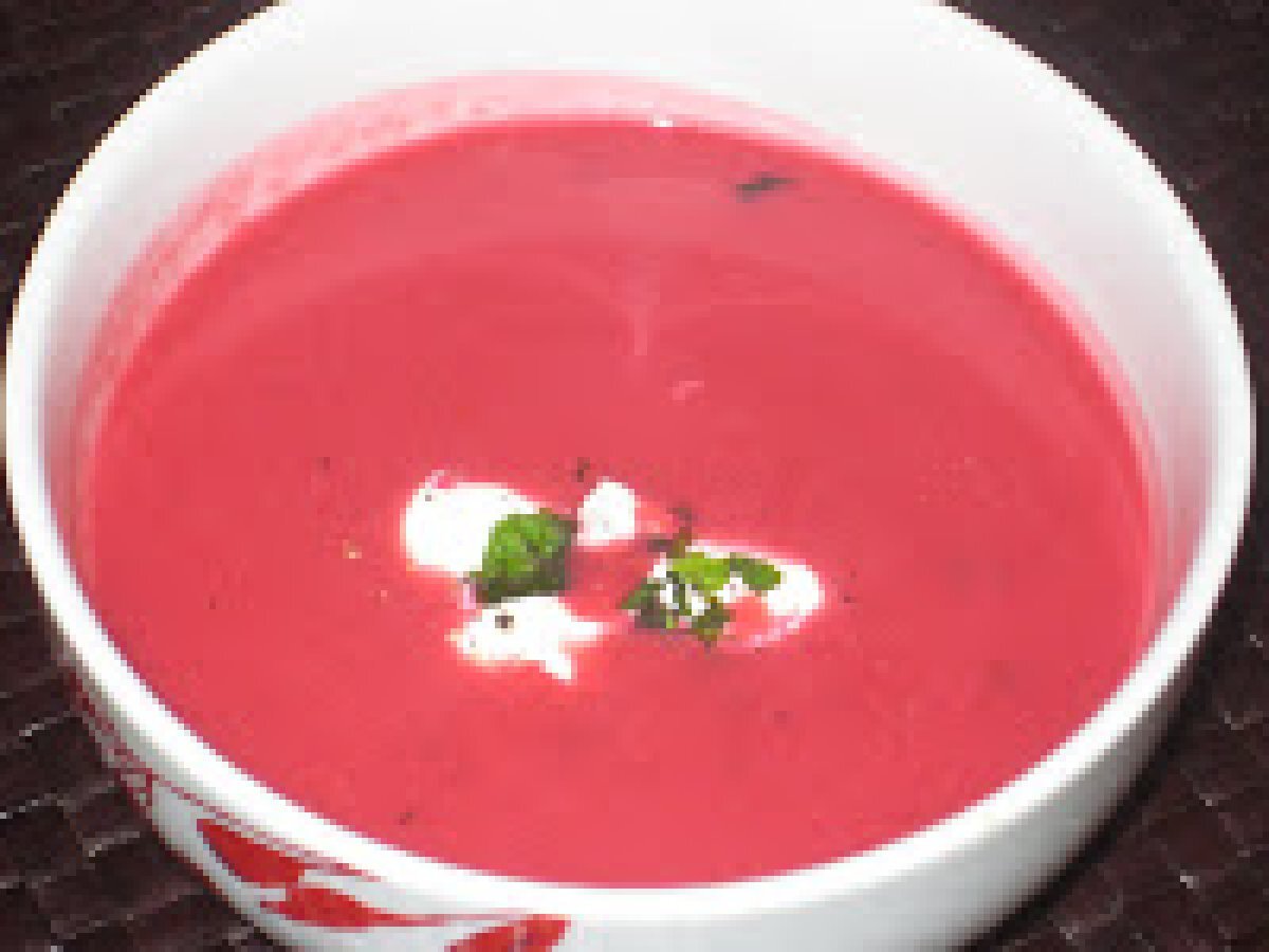 Sopa de beterraba e hortelã