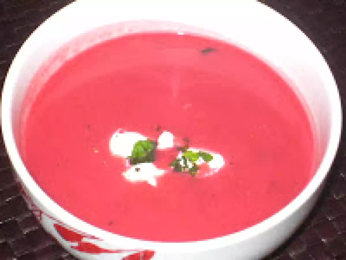Sopa de beterraba e hortelã