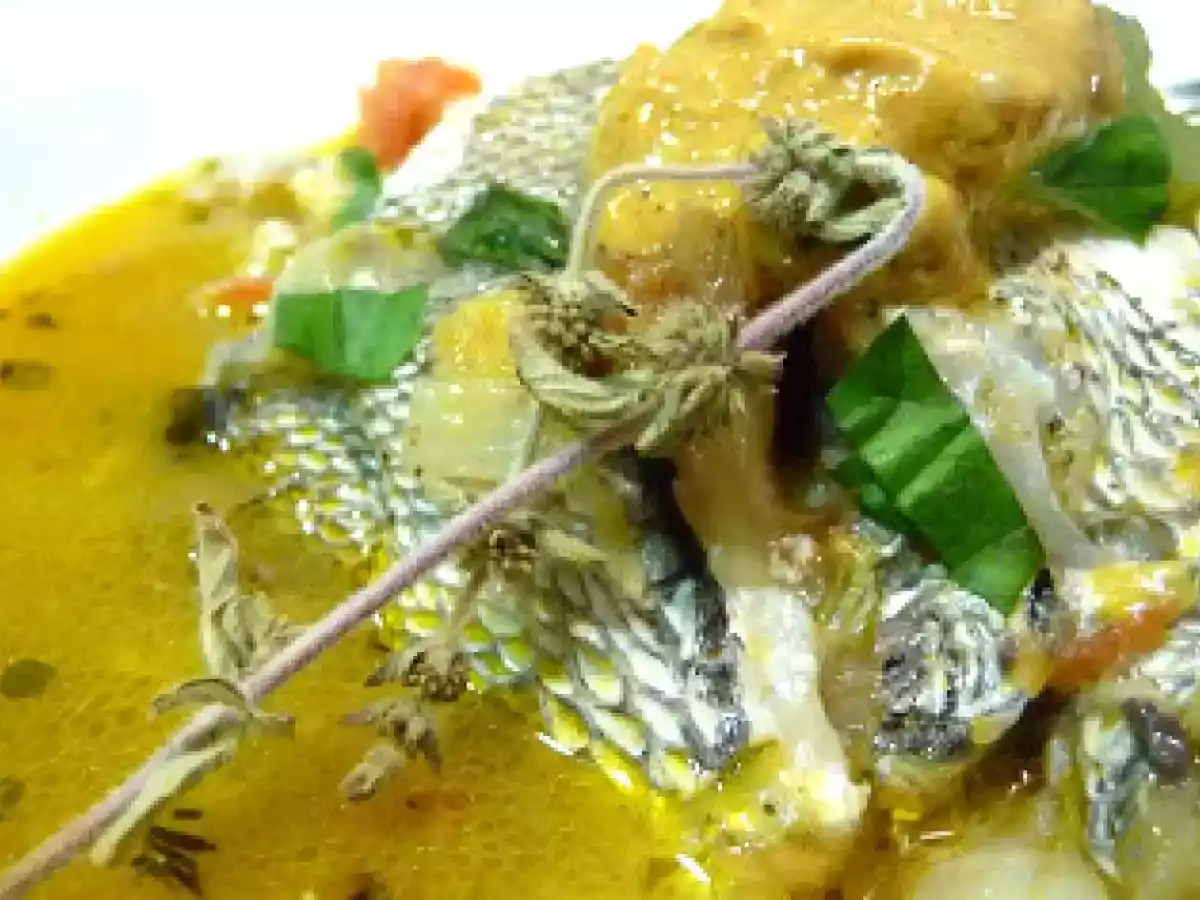 Sopa de cabeça de garoupa