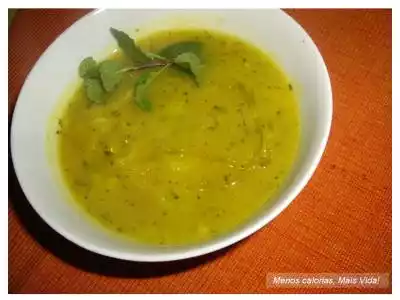 Sopa de couve lombarda com açafrão-da-índia e hortelã