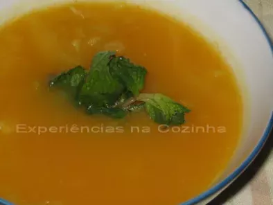 Sopa de Couve Lombarda com Açafrão-da-Índia e Hortelã