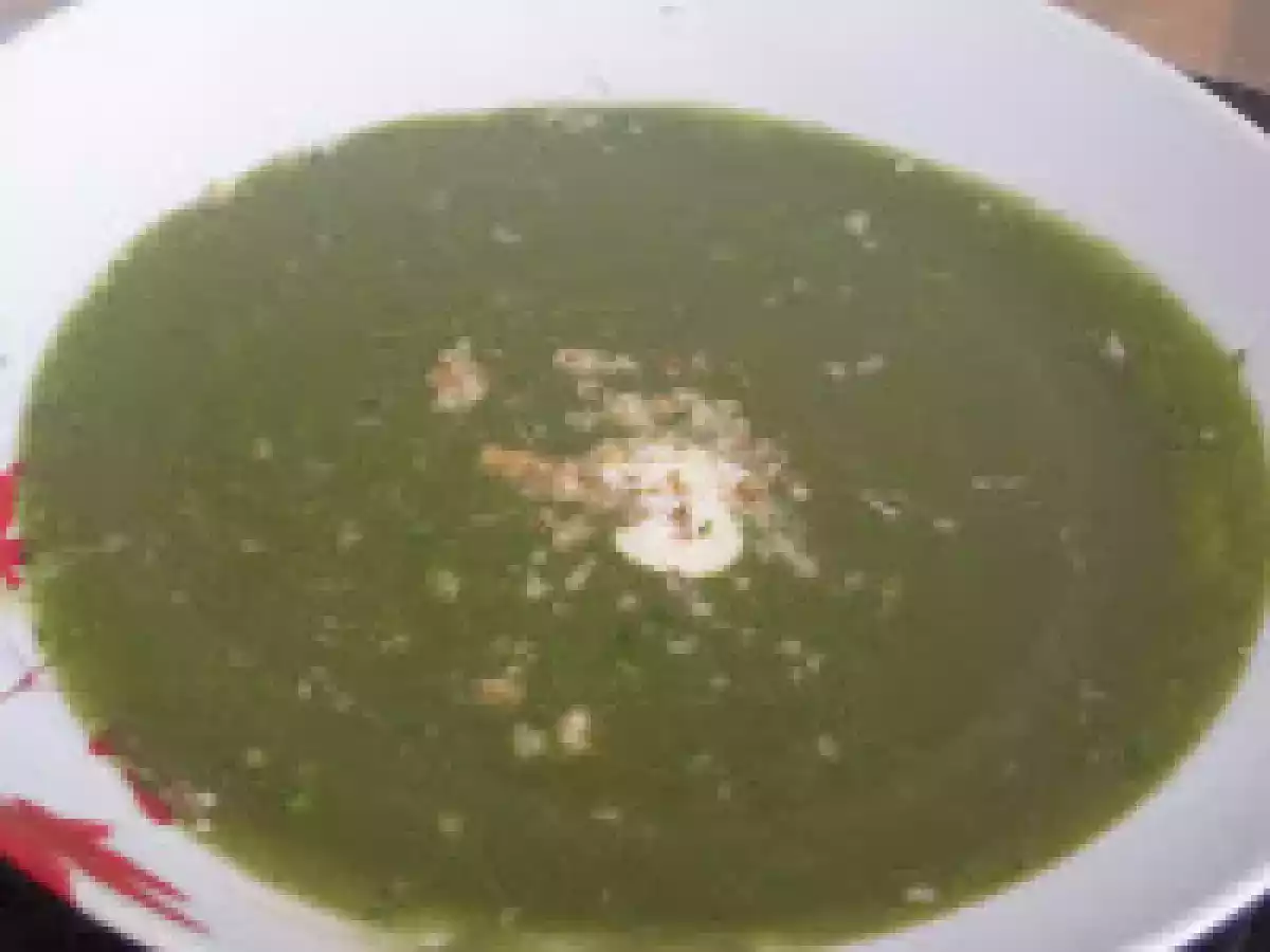 Sopa de ervilhas com espinafres, nozes e lima