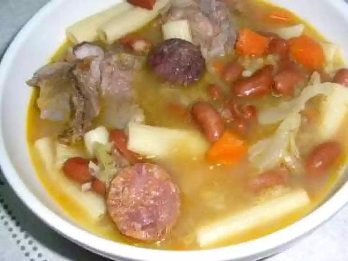 Sopa de feijão com couve