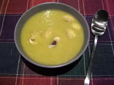 Sopa de feijão e vegetais com cogumelos