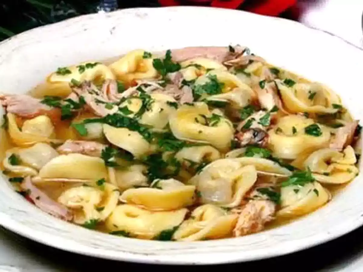 Sopa de frango com capelete