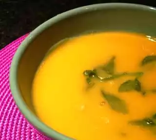 Sopa de grão com espinafres