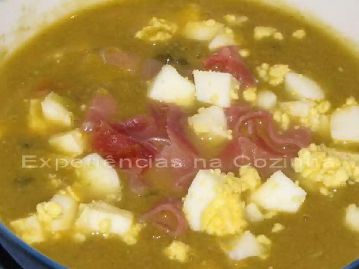 Sopa de Grão com Espinafres e Chouriço
