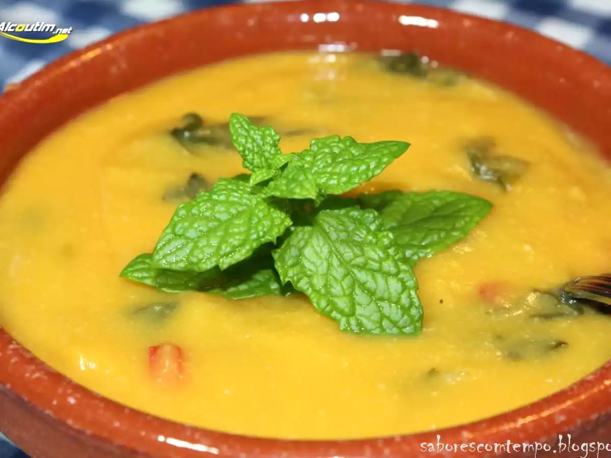 Sopa de grão com espinafres e pimento vermelho
