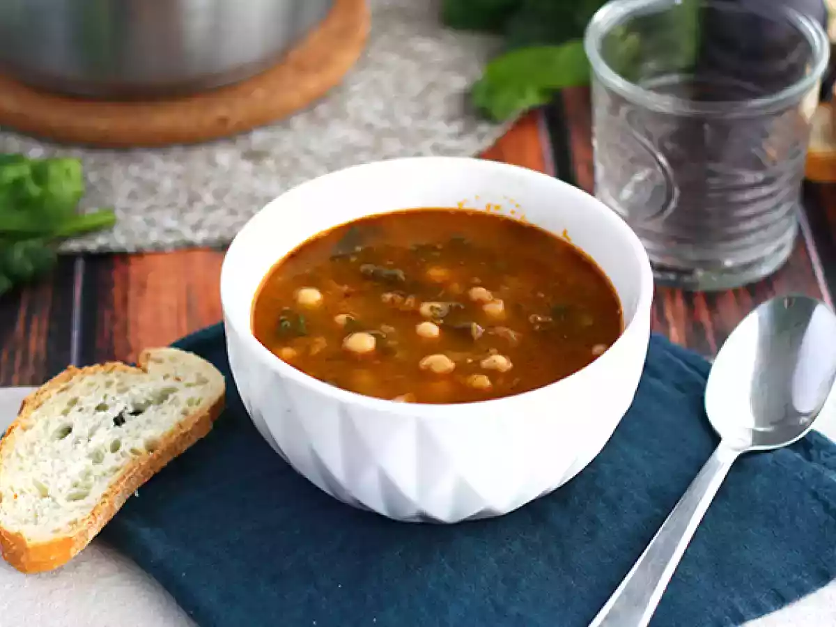 Sopa de grão de bico e espinafre