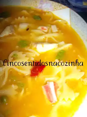 Sopa de peixe com ervilhas e delicias do mar