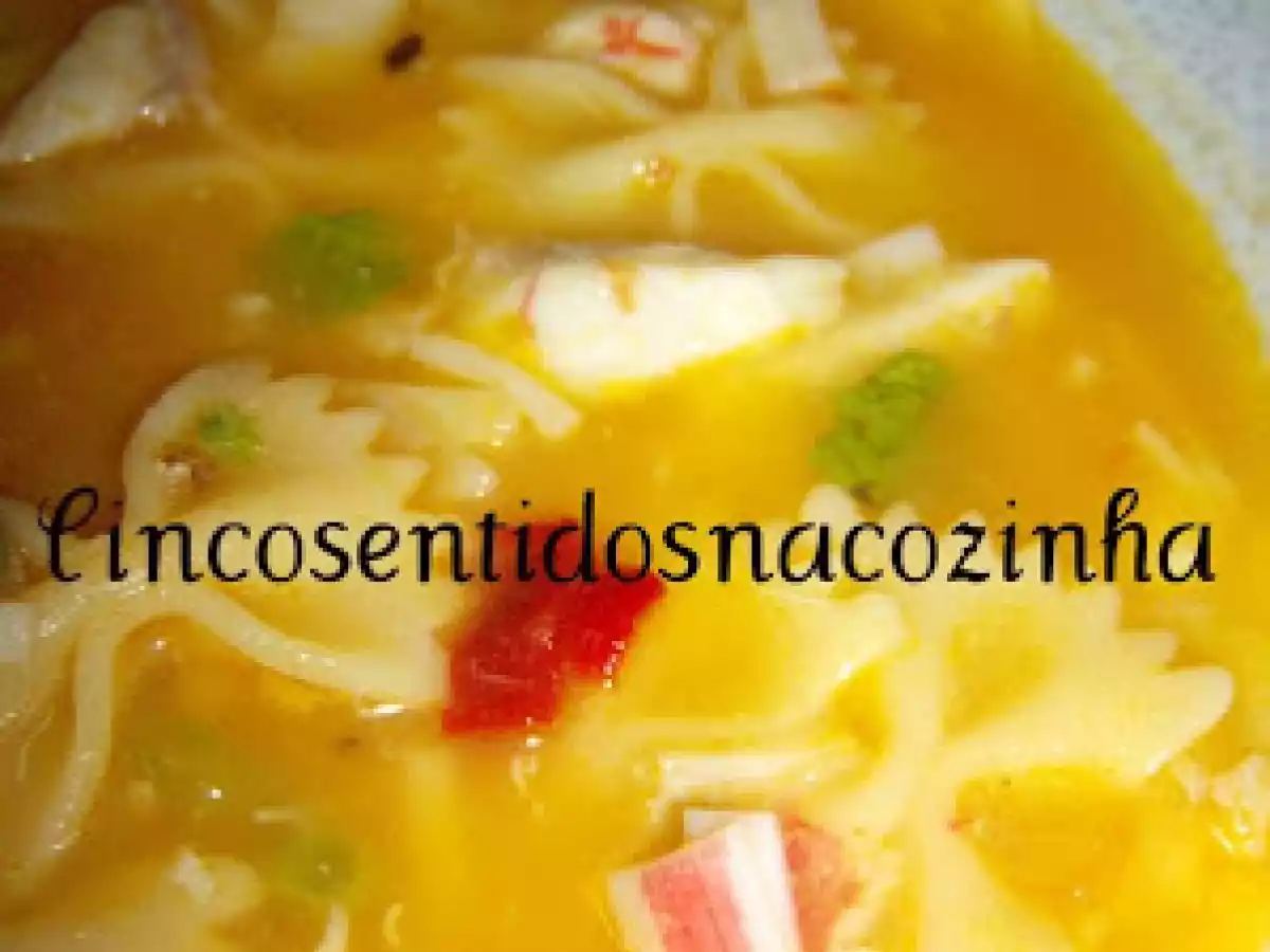 Sopa de peixe com ervilhas e delicias do mar