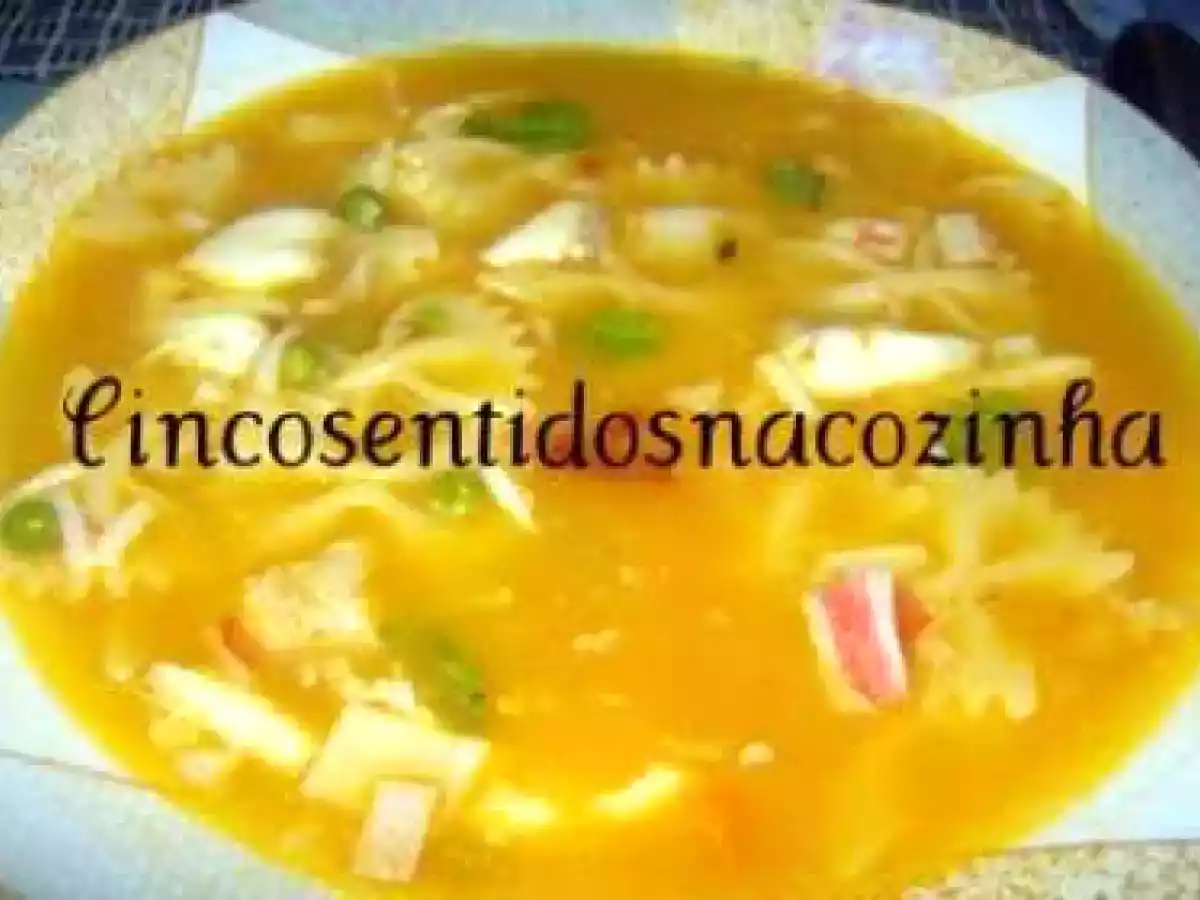 Sopa de peixe com ervilhas e delicías do mar