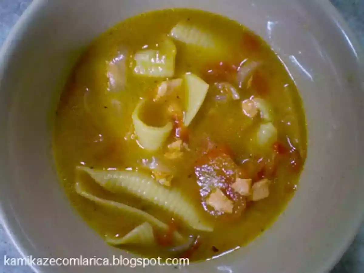 Sopa de salmão com conchiglione
