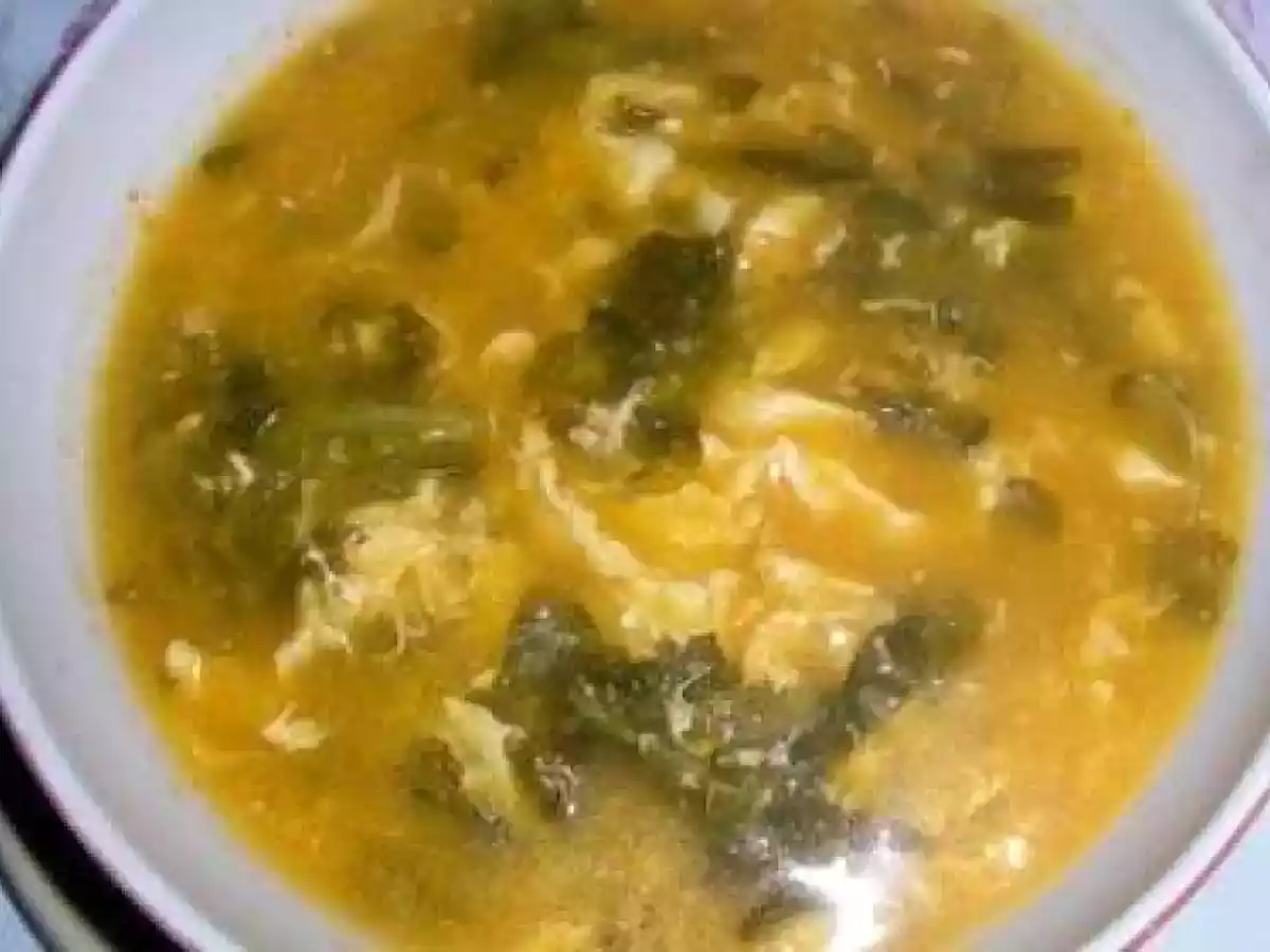 Sopa de tomate com agrião e ovo