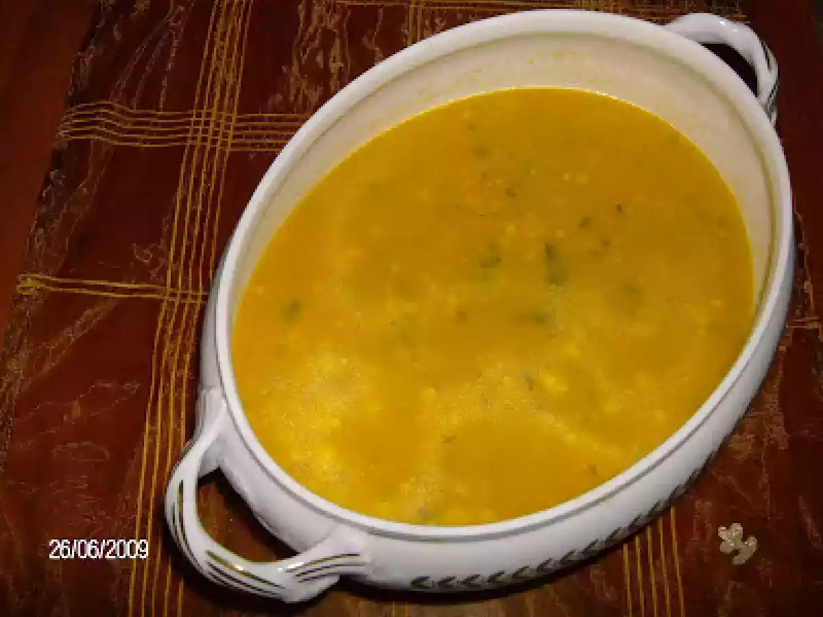 Sopa de Tomate com coentros e ovo cozido