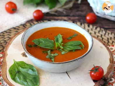 Sopa de tomate e manjericão