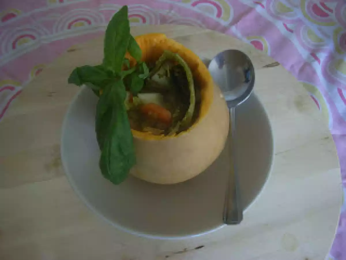 Sopa de vegetais na cabaça...