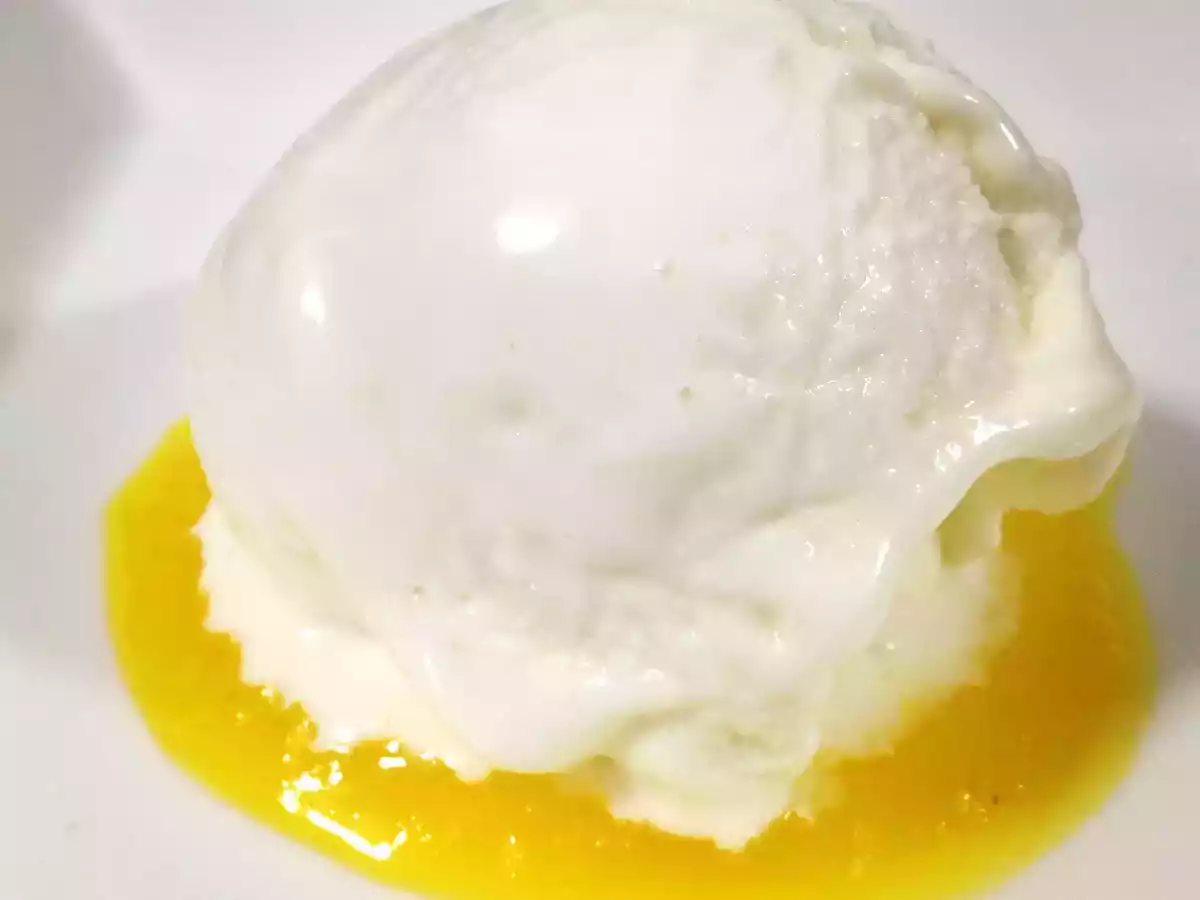 Sorvete de coco com coulis de abacaxi