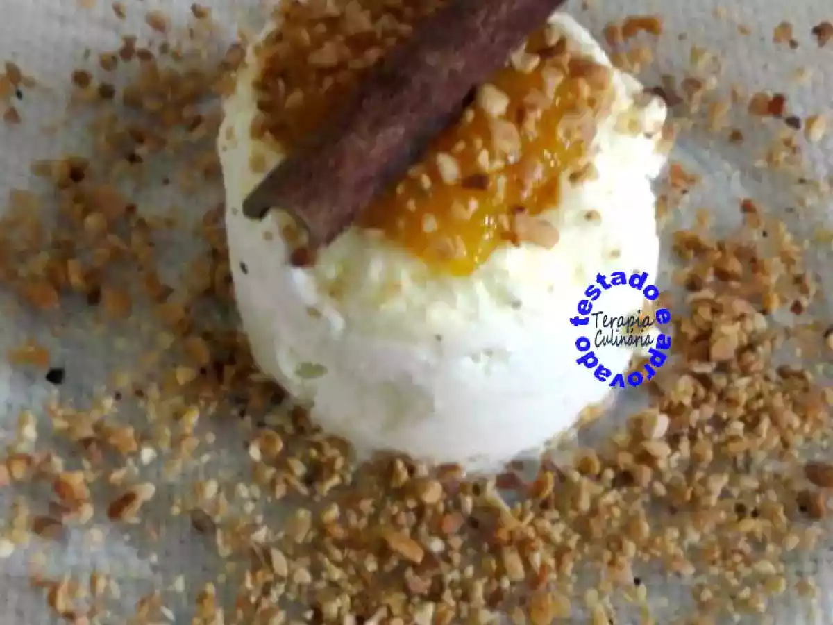 Sorvete de Côco com geléia de tangerina e castanha de cajú