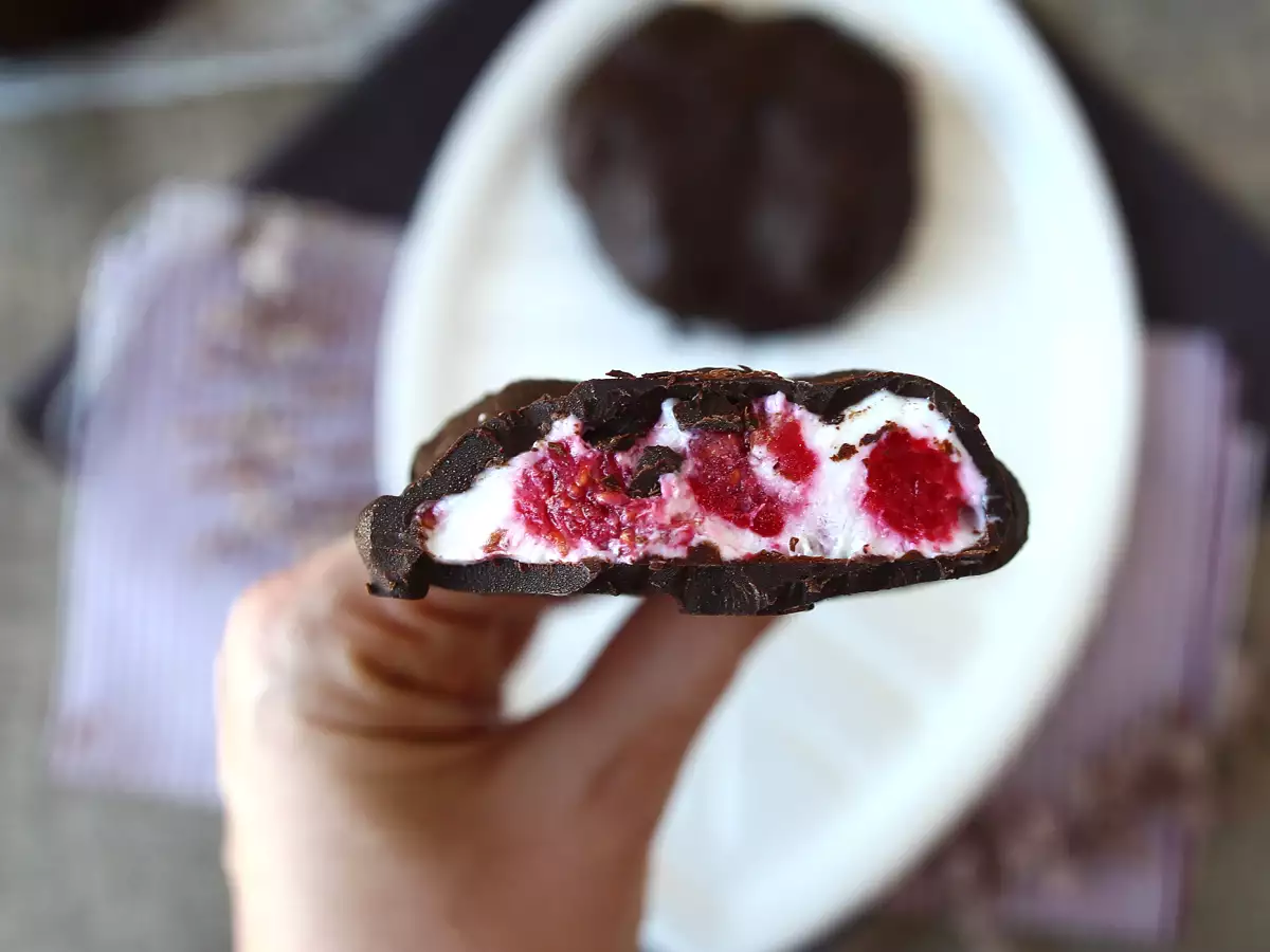 Sorvete de skyr com framboesa e chocolate: leve, saudável e irresistível - foto 2