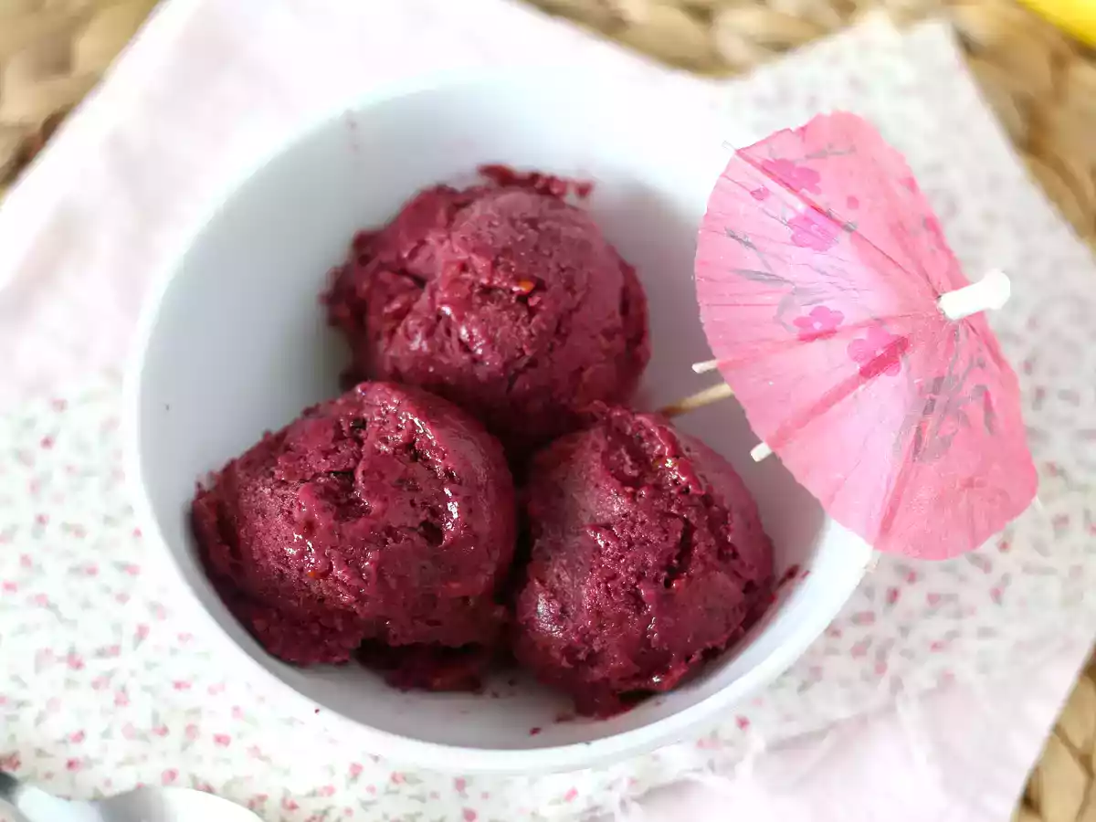 Sorvete vegano de banana e frutas vermelhas. Sem adição de açúcar.