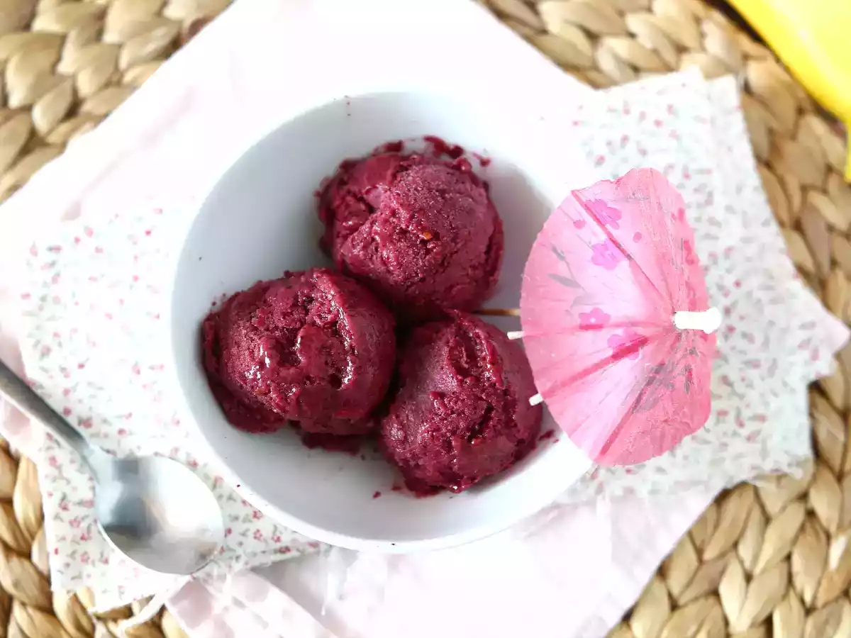Sorvete vegano de banana e frutas vermelhas. Sem adição de açúcar. - foto 2