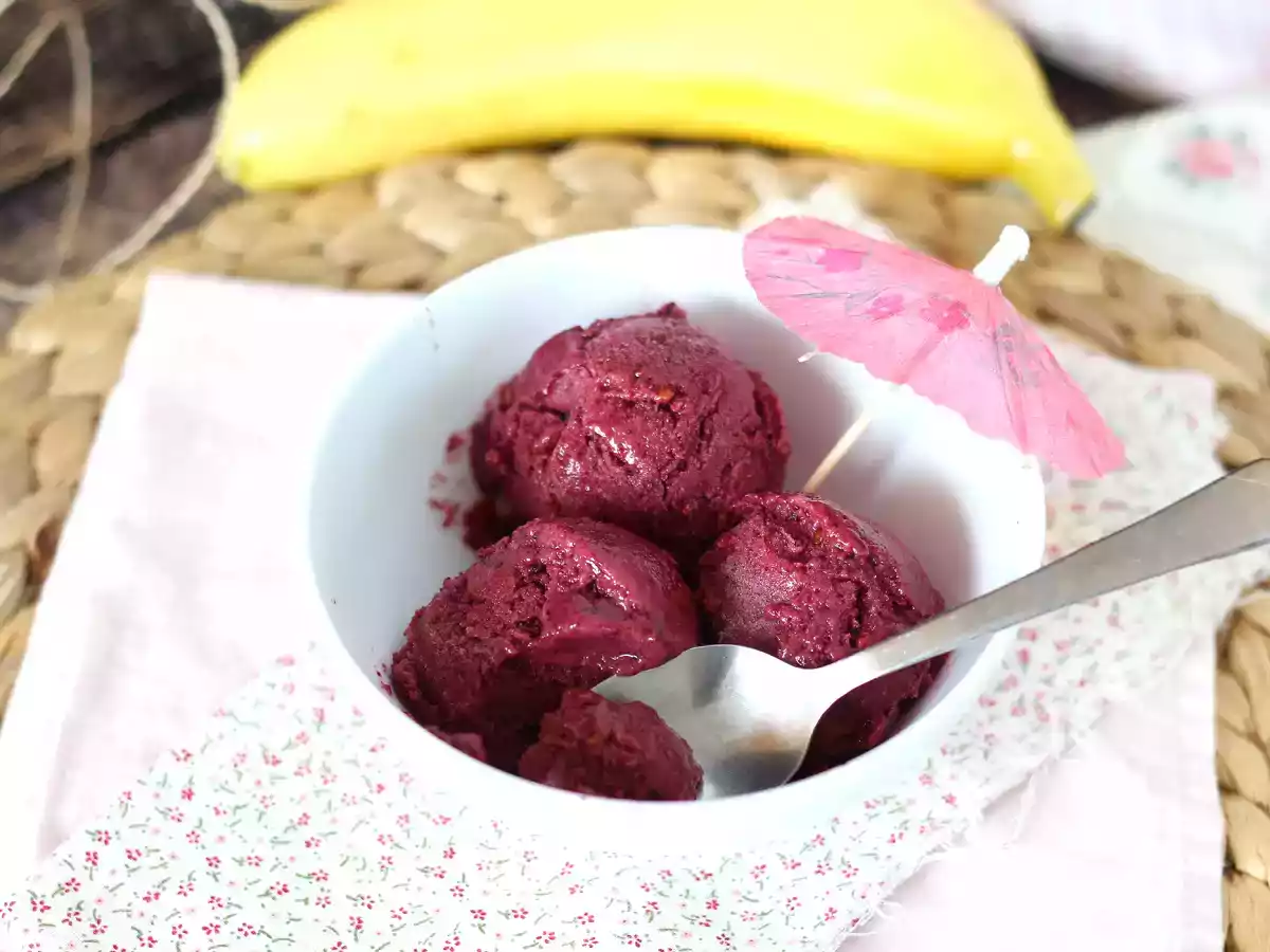 Sorvete vegano de banana e frutas vermelhas. Sem adição de açúcar. - foto 3