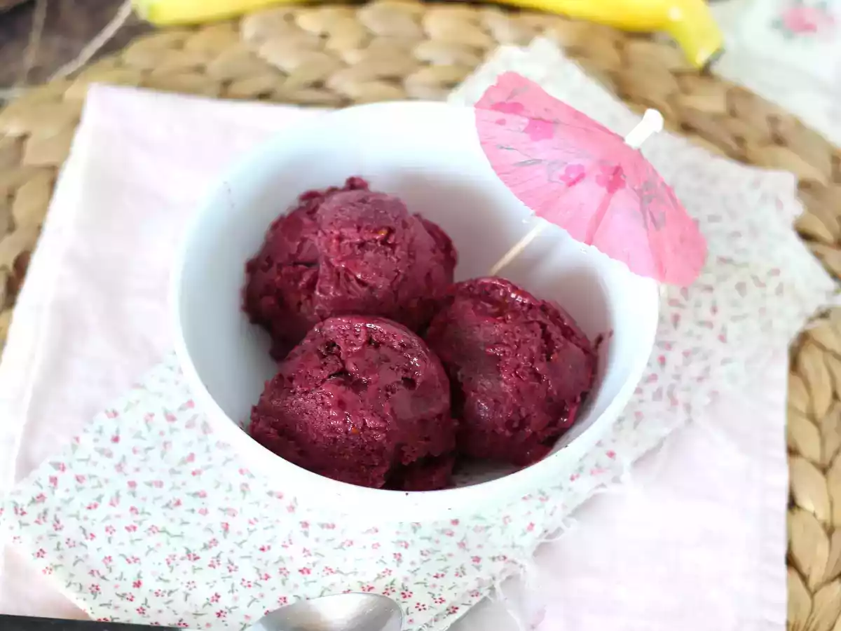 Sorvete vegano de banana e frutas vermelhas. Sem adição de açúcar. - foto 4