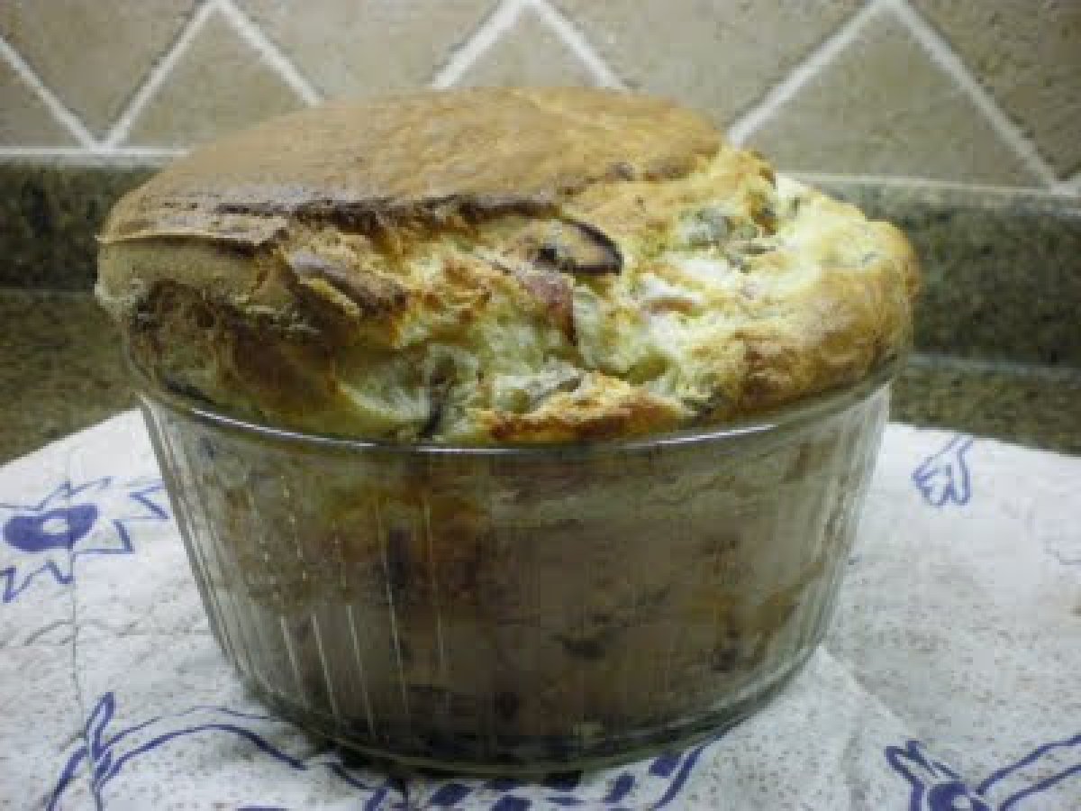 Souflê de queijo de cabra, fiambre e cogumelos