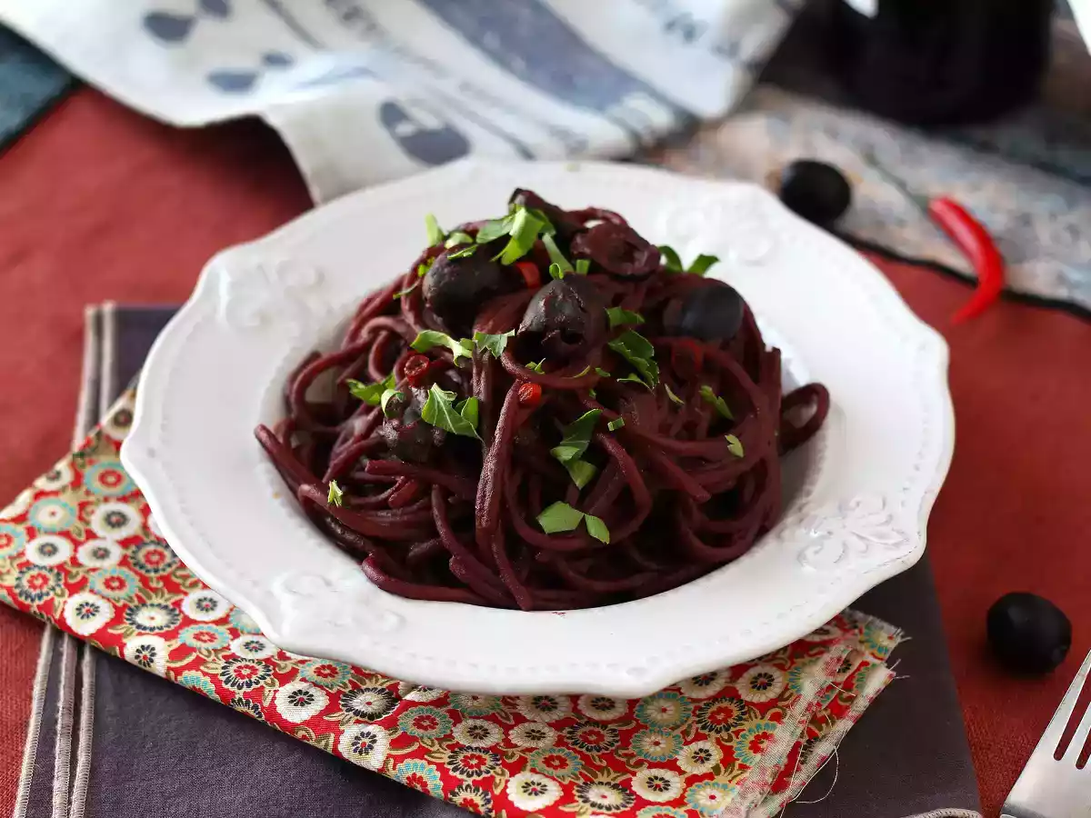 Spaghetti al Fuoco di Bacco: massa com vinho tinto que traz intensidade e paixão à mesa!