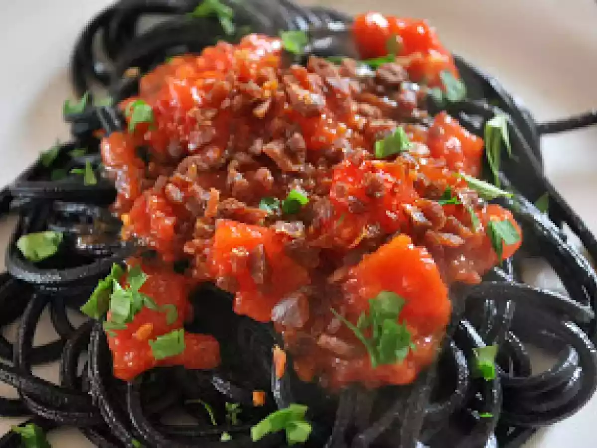 Spaghetti al nero de seppia com bottarga granulada - foto 2