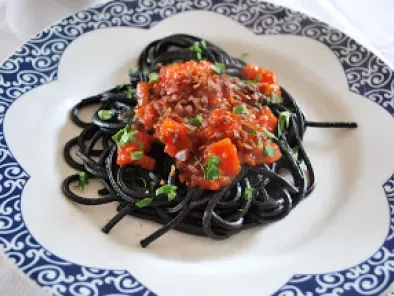 Spaghetti al nero de seppia com bottarga granulada