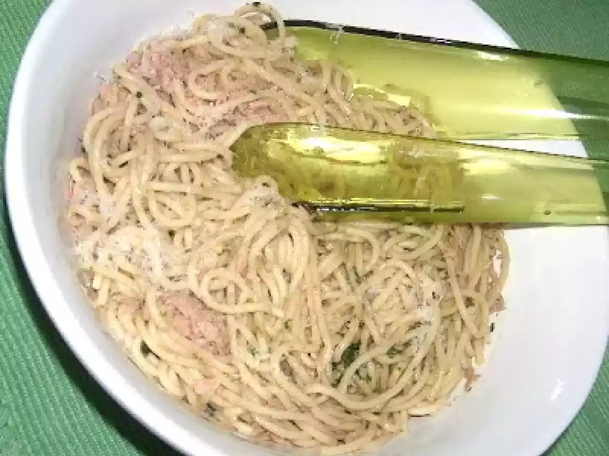 SPAGHETTI AL TONNO E ACCIUGHE - ESPARGUETE COM ATUM E ANCHOVAS