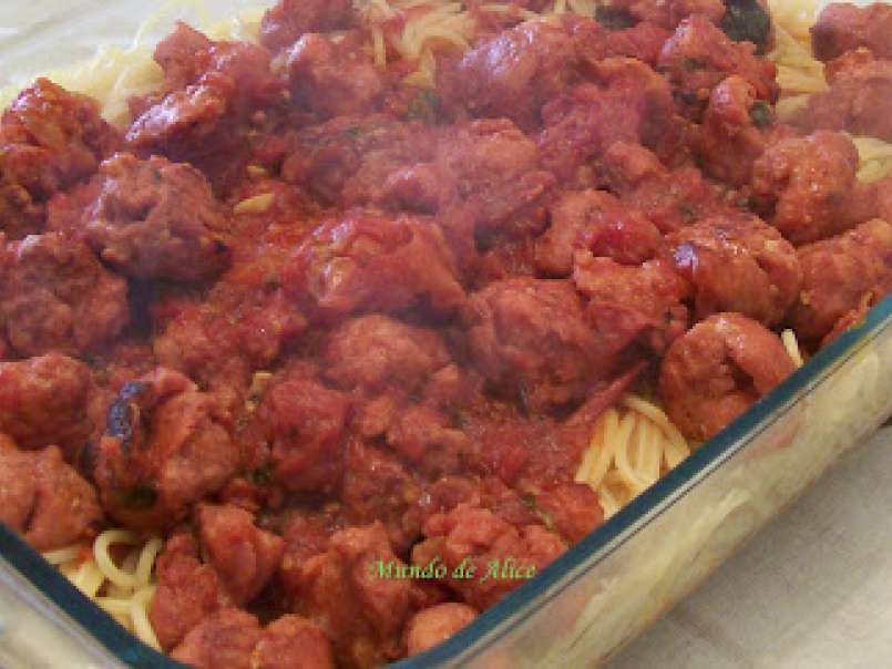Spaghetti com Almôndegas de Linguiça com molho de tomate e manjericão