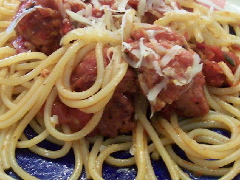 Spaghetti com Almôndegas de Linguiça com molho de tomate e manjericão - foto 2
