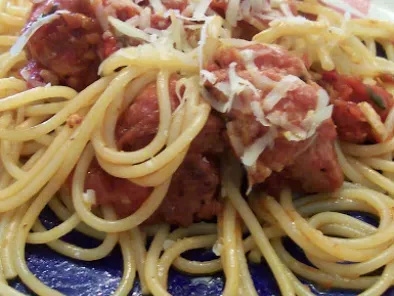 Spaghetti com Almôndegas de Linguiça com molho de tomate e manjericão - foto 2