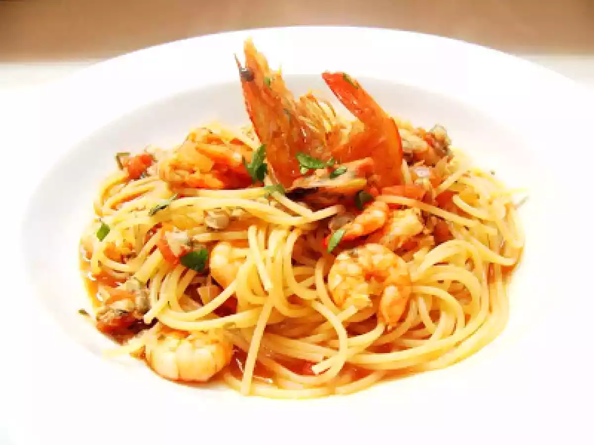 Spaghetti com frutos do mar ao molho de tomate e amêndoas.