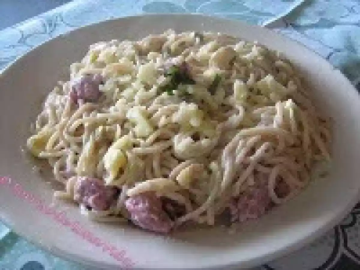 Spaghetti com salsichas e castanhas