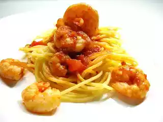 Spaghetti mediterrâneo com camarões
