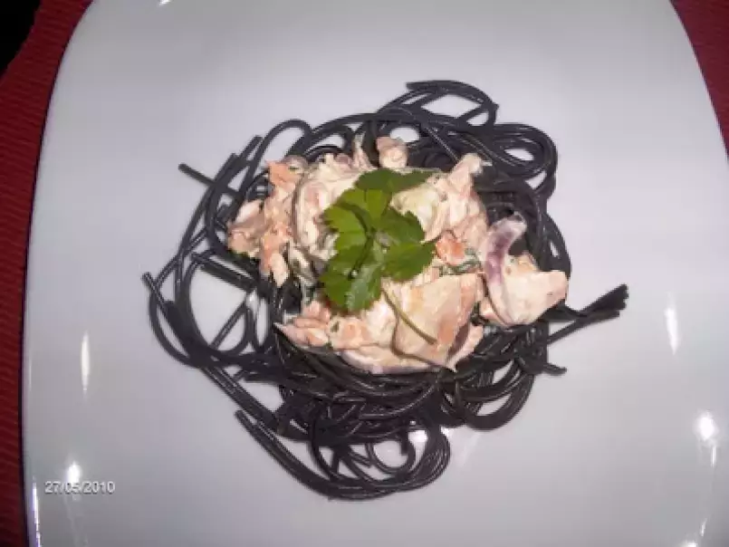 Spaghetti negro com Molho Cremoso de Salmão e Coentros