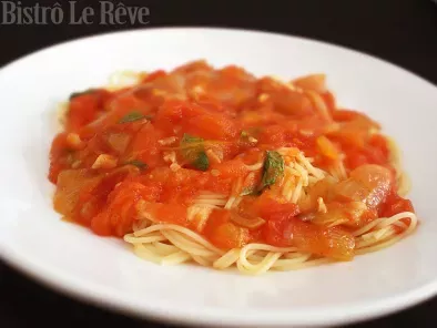Spaguetti em molho de tomate e cebola caramelizada