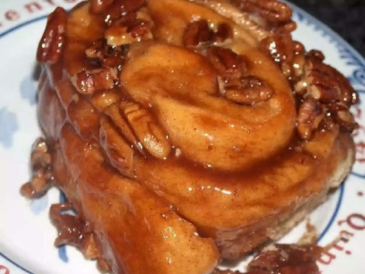 STICKY PECAN CARAMEL ROLLS / CARACÓIS DE CANELA, CARAMELO E NOZES PECÃS