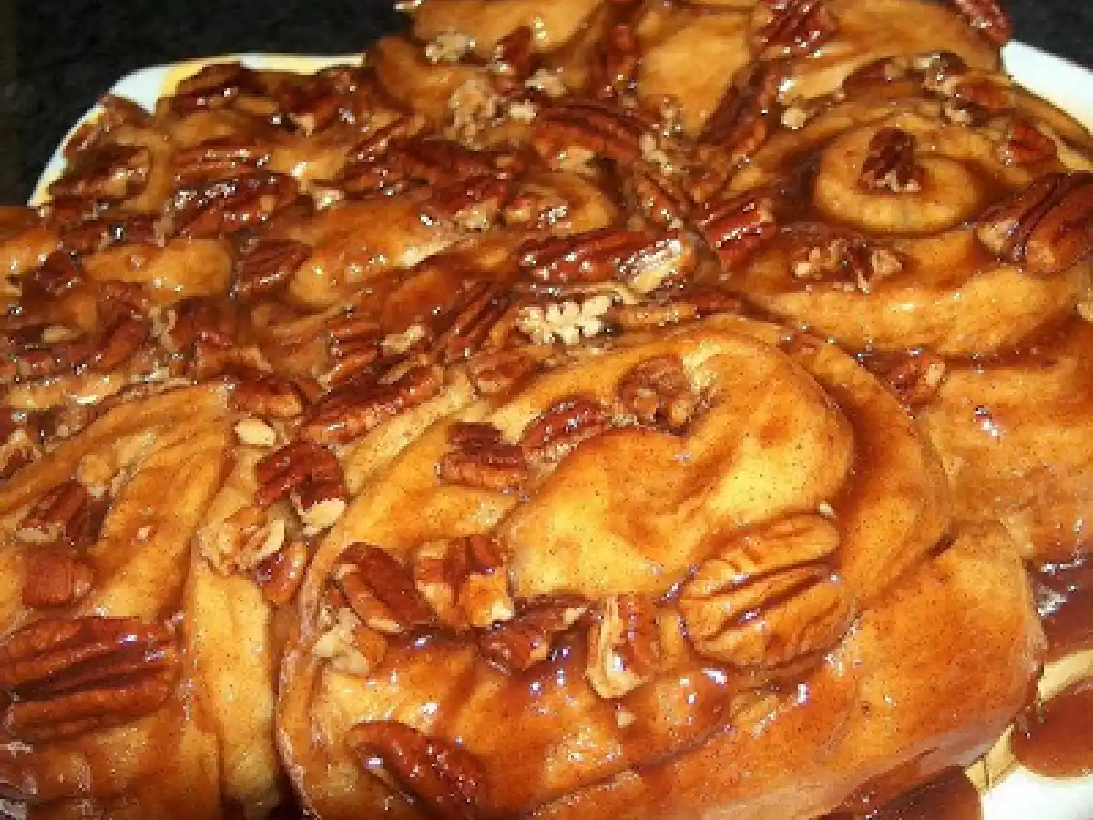 STICKY PECAN CARAMEL ROLLS / CARACÓIS DE CANELA, CARAMELO E NOZES PECÃS - foto 9