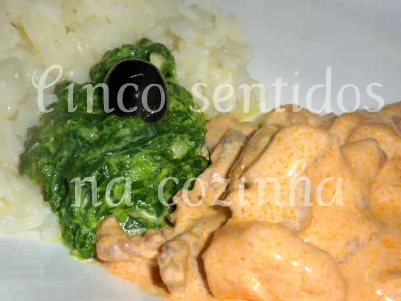 Strogonoff de frango com camarão, espinafres cremosos e arroz de manteiga
