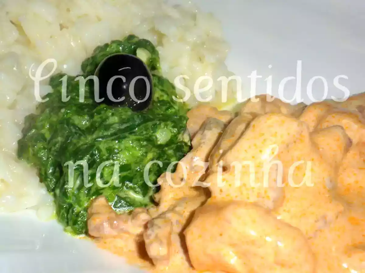 Strogonoff de frango com camarão, espinafres cremosos e arroz de manteiga