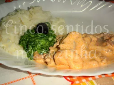 Strogonoff de frango com camarão, espinafres cremosos e arroz de manteiga - foto 2