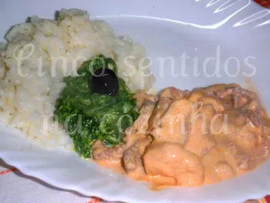 Strogonoff de frango com camarão, espinafres cremosos e arroz de manteiga - foto 4