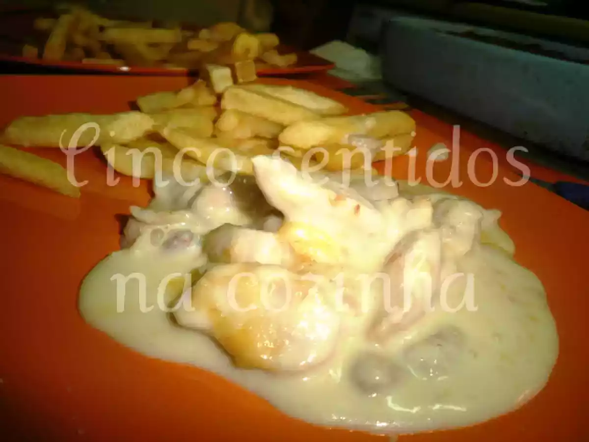 Strogonoff de frango com queijo no forno