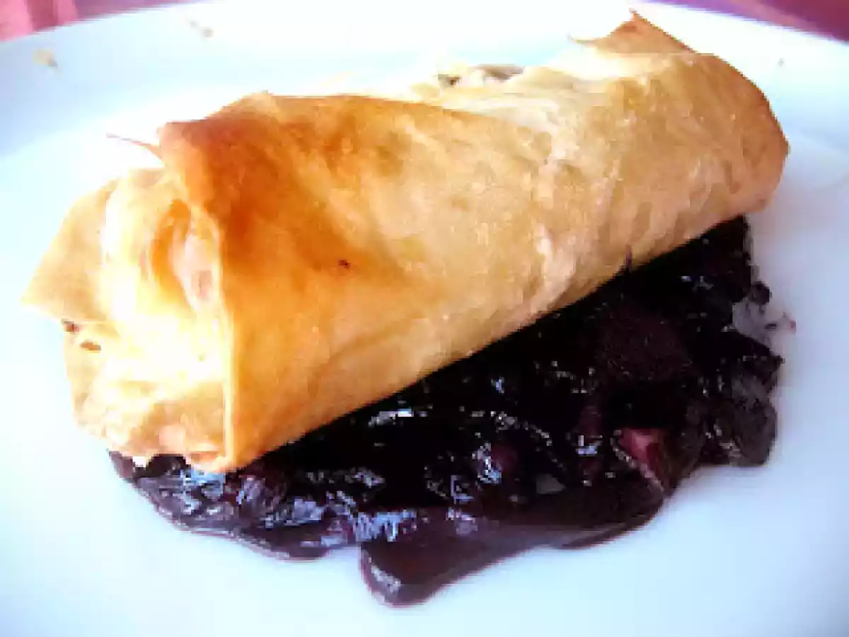 Strudel de massa filo com molho de vinho do Porto